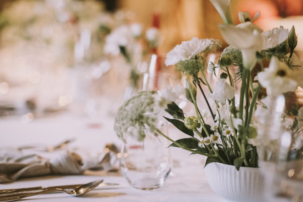 Il s'agit de décoration de mariage, d'une table de mariage avec des fleurs pour un mariage.